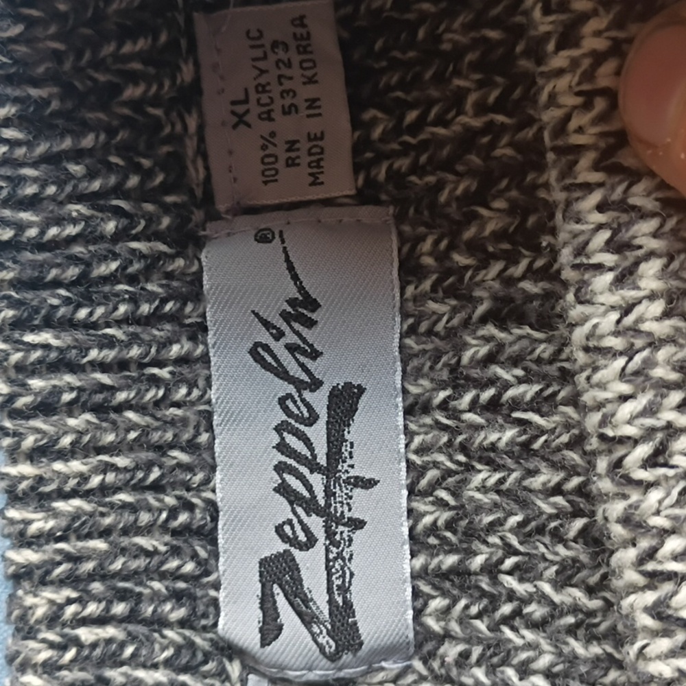 Men's Classic Gray and White Crewneck Sweater - Picture 2 of 8